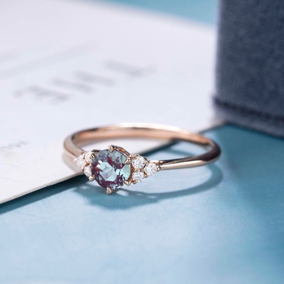 14k yellow gold and diamond Alexandrite ring. - Picture 2 of 6